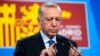 土耳其总统埃尔多安2022年6月30日在马德里举行的北约峰会上对媒体讲话前测试麦克风。
