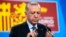 Presiden Turki Recep Tayyip Erdogan mengecek mikrofon sebelum berbicara dalam konferensi pers di KTT NATO di Madrid, pada 30 Juni 2022. (Foto: AP/Manu Fernandez)