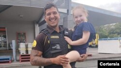 Ridel Brea, de completo uniforme y con su hija en brazos en Brisbane, Australia. [Foto Ridel Brea]