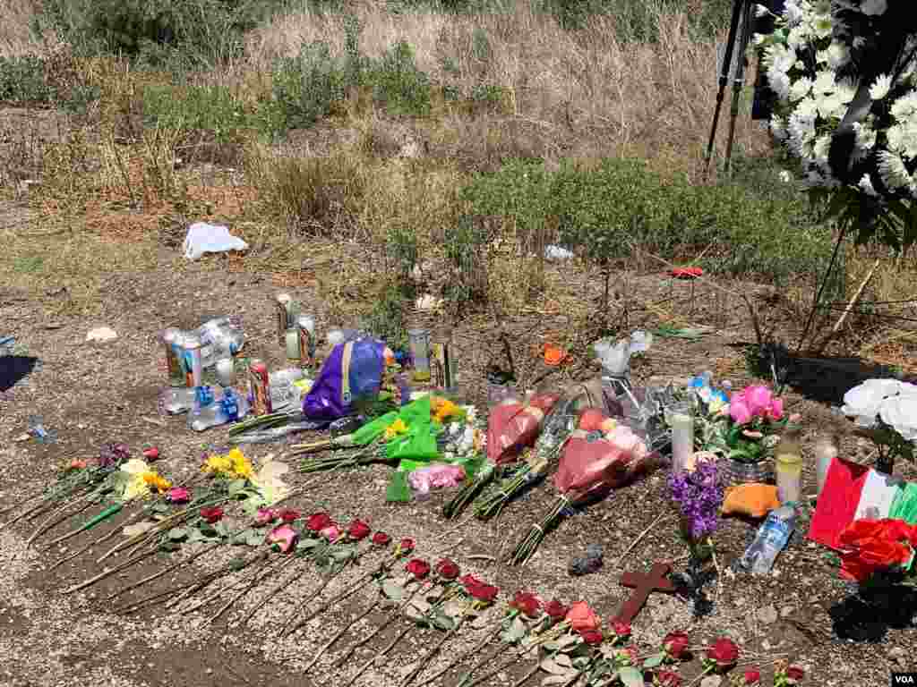 Flores, cruces y mensajes fueron puestos en el lugar donde estaba el trailer que transportaba, de forma ilegal, a decenas de migrantes.