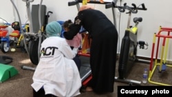 Seorang anak Palestina di Gaza menerima layanan fisioterapi di Klinik Indonesia yang dikelola ACT. (Courtesy: ACTnews)
