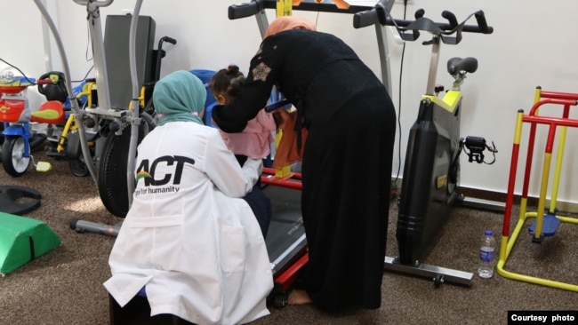 Seorang anak Palestina di Gaza menerima layanan fisioterapi di Klinik Indonesia yang dikelola ACT. (Courtesy: ACTnews)