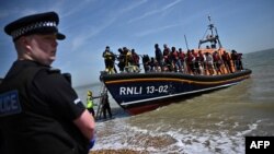 کانال مانش، بین فرانسه و بریتانیا، به یکی از گذرگاه‌های عمدۀ عبور غیرقانونی پناهجویان به بریتانیا مبدل شده است