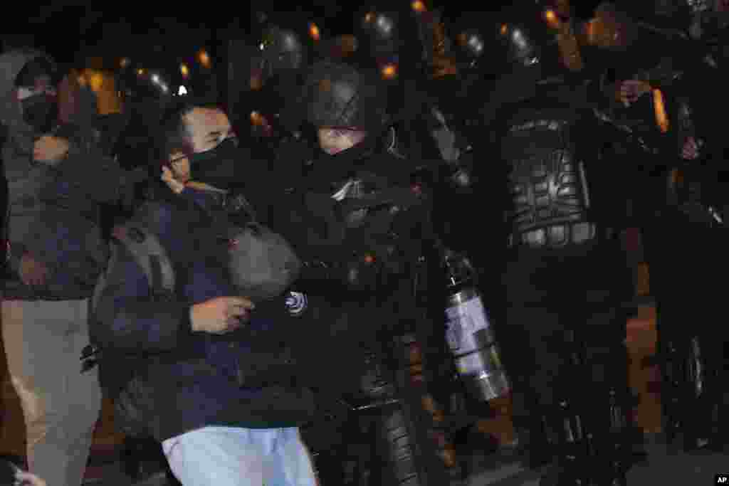 Policías detienen a un manifestante afuera de la Unidad de Flagrancia de la Fiscalía durante una protesta exigiendo la libertad del líder indígena Leonidas Iza, en Quito, Ecuador, el martes 14 de junio de 2022. (Foto AP/Dolores Ochoa)