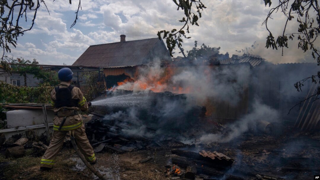 Seorang petugas pemadam kebakaran menyiram sebuah rumah serangan udara Rusia menghantam daerah perumahan, di Konstantinovka, Ukraina timur (foto: dok). 