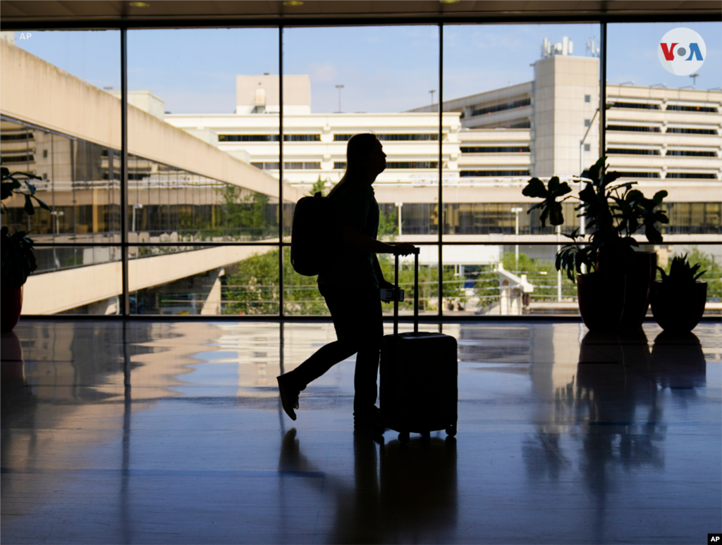 Aeropuertos y avenidas se vieron abarrotadas de personas desplazándose a otros destinos.