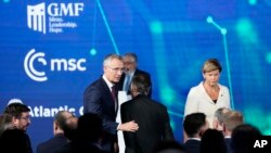 El secretario general de la OTAN, Jens Stoltenberg, centro izquierda, llega al foro público de la OTAN durante una cumbre de la OTAN en Madrid, España, el martes 28 de junio de 2022.