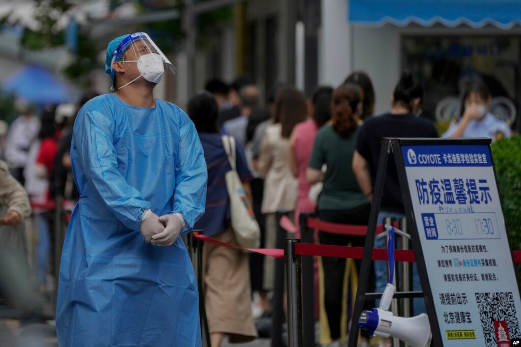 北京市民排队接受新冠病毒核酸检测。（2022年7月4日）(photo:VOA)