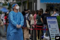 北京市民排队接受新冠病毒核酸检测。（2022年7月4日）