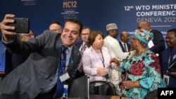 世贸组织谈判6月17日达成七项协议后圆满结束，与会代表们纷纷向世贸总干事恩戈齐·奥孔乔-伊韦阿（Ngozi Okonjo-Iweala）表示祝贺。 -法新社照片