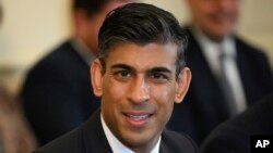 ARCHIVO - El canciller de Hacienda de Gran Bretaña, Rishi Sunak, asiste a una reunión de gabinete en 10 Downing Street, Londres, el 24 de mayo de 2022. (Daniel Leal /via AP, Archivo)