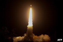 Sebuah roket membawa teknologi yang disamakan dengan teleskop "mini Hubble", lepas landas dari Arnhem Space Center di Australia, 26 Juni 2022. (NASA / AFP)