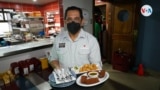 El doctor Rommel Meléndez trabaja actualmente en un restaurante en Costa Rica. [Foto: Houston Castillo, VOA]