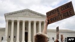 Aktivis hak aborsi bereaksi di luar Mahkamah Agung AS di Washington, DC, pada 24 Juni 2022. (Foto: AFP)