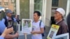 Các nhà hoạt động tuần hành trước Đại sứ quán Việt Nam ở thủ đô Washington, Hoa Kỳ, ngày 28/6/2022. Photo Facebook Bàn tròn Đa Tôn giáo Việt Nam.