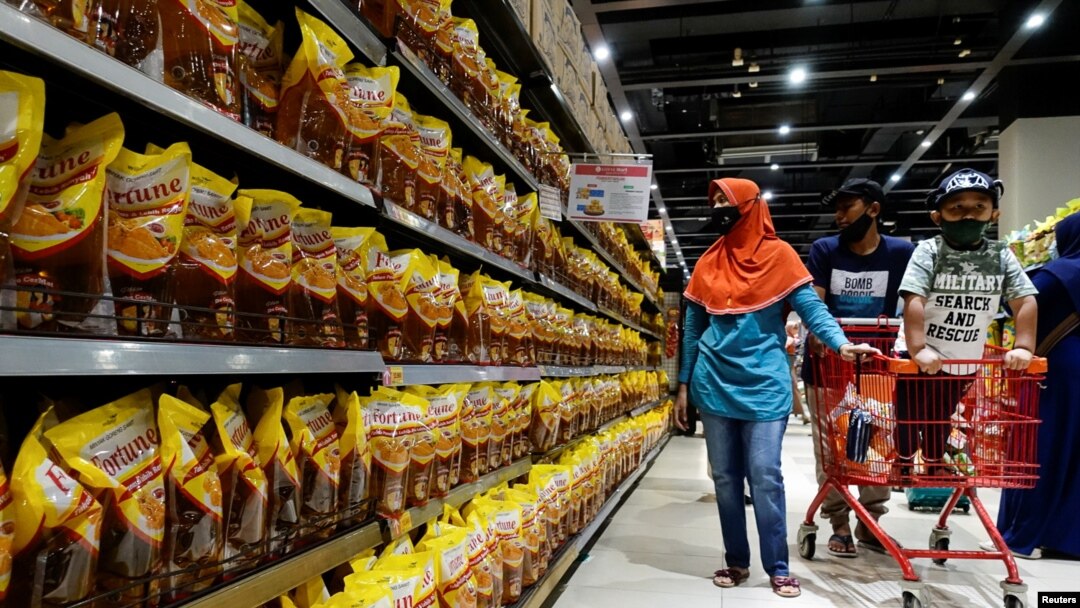 Warga berbelanja minyak goreng berbahan kelapa sawit di sebuah supermarket di Jakarta, 27 Maret 2022. (Foto: REUTERS/Willy Kurniawan)