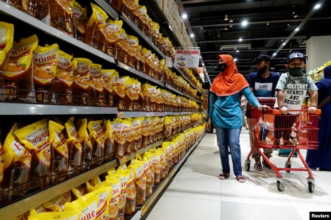 Deretan minyak goreng dari kelapa sawit yang dijual di sebuah supermarket di Jakarta, 27 Maret 2022. (REUTERS/Willy Kurniawan)