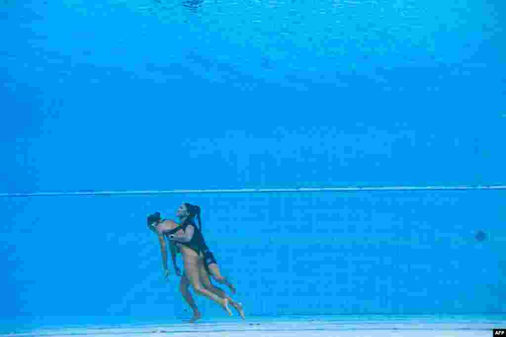 A member of Team USA (R) recovers Anita Alvarez (L), from the bottom of the pool during in the women&#39;s solo free artistic swimming finals of the Budapest 2022 World Aquatics Championships at the Alfred Hajos Swimming Complex in Budapest, Hungary.