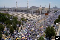 Jemaah haji melanjutkan perjalanan untuk menunaikan Sholat Jumat di Masjid Namira di Arafah, Arab Saudi, Jumat, 8 Juli 2022. (Foto: AP/Amr Nabil )