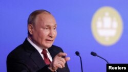 El presidente ruso, Vladimir Putin, pronuncia un discurso durante una sesión del Foro Económico Internacional de San Petersburgo (SPIEF) en San Petersburgo, Rusia, el 17 de junio de 2022.