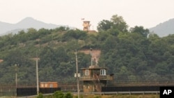 한국 파주 비무장지대 인근에서 바라본 한국군 초소(아래)와 북한군 초소.