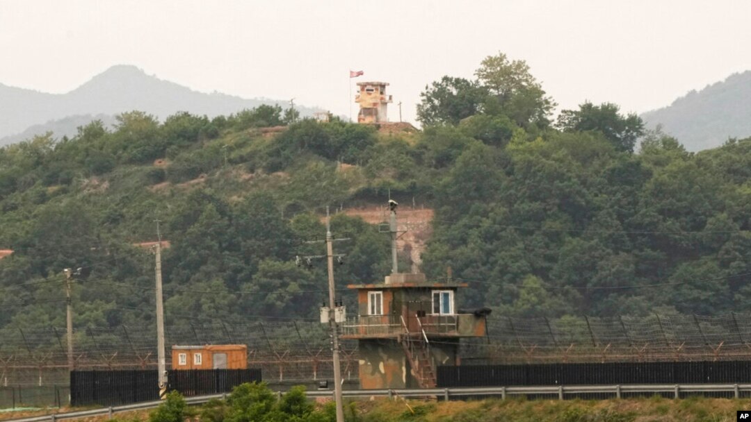 한국 파주 비무장지대 인근에서 바라본 한국군 초소(아래)와 북한군 초소.