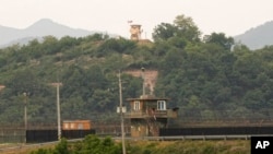 지난달 25일 한국 파주 비무장지대 인근에서 바라본 한국군 초소(아래)와 북한군 초소.