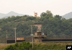 지난달 25일 한국 파주 비무장지대 인근에서 바라본 한국군 초소(아래)와 북한군 초소.