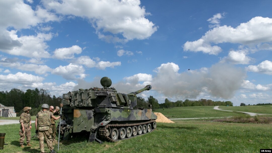 Binh sĩ Ukraine tập sử dụng pháo howitzer tại căn cứ Grafenwoehr, Đức ngày 12/5/2022. 