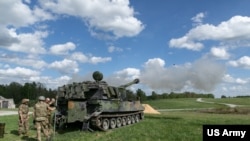 烏克蘭砲兵在德國一處訓練基地接受M109自行榴彈砲的訓練，教官為美國與挪威軍人。(2022年5月12日)