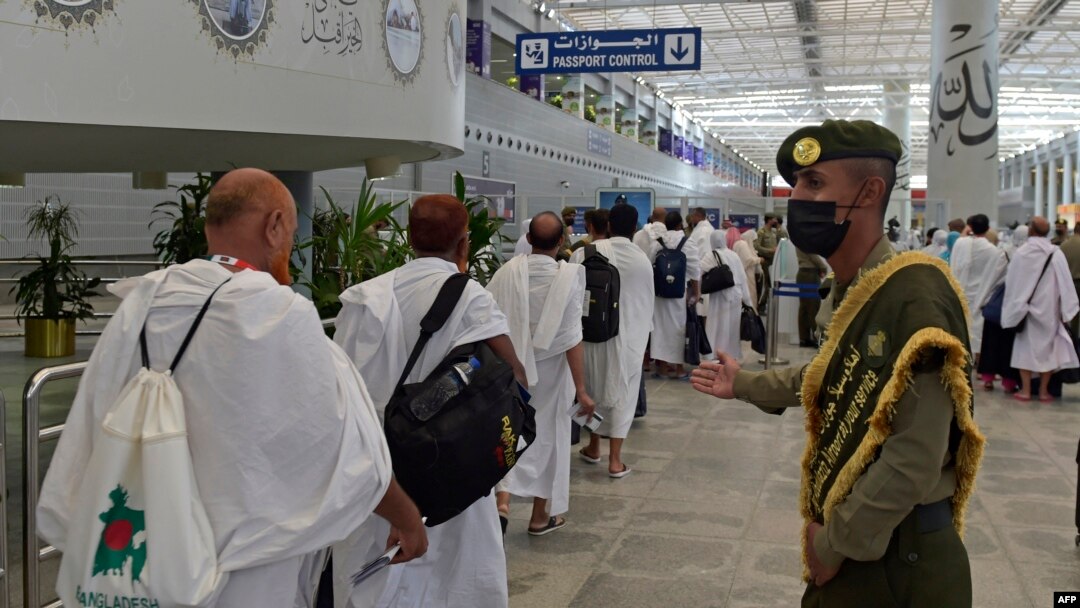 Petugas keamanan mengatur jemaah Haji saat mereka tiba di bandara Internasional King Abdulaziz di kota Jeddah, sebelum ibadah haji tahunan di kota suci Mekah, Arab Saudi (foto: dok). 