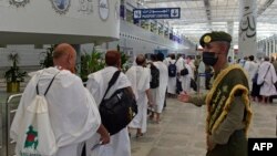Petugas keamanan mengatur jemaah Haji saat mereka tiba di bandara Internasional King Abdulaziz di kota Jeddah, sebelum ibadah haji tahunan di kota suci Mekah, Arab Saudi (foto: dok). 
