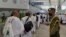 Petugas keamanan mengatur jemaah Haji saat mereka tiba di bandara Internasional King Abdulaziz di kota Jeddah, sebelum ibadah haji tahunan di kota suci Mekah, Arab Saudi (foto: dok). 