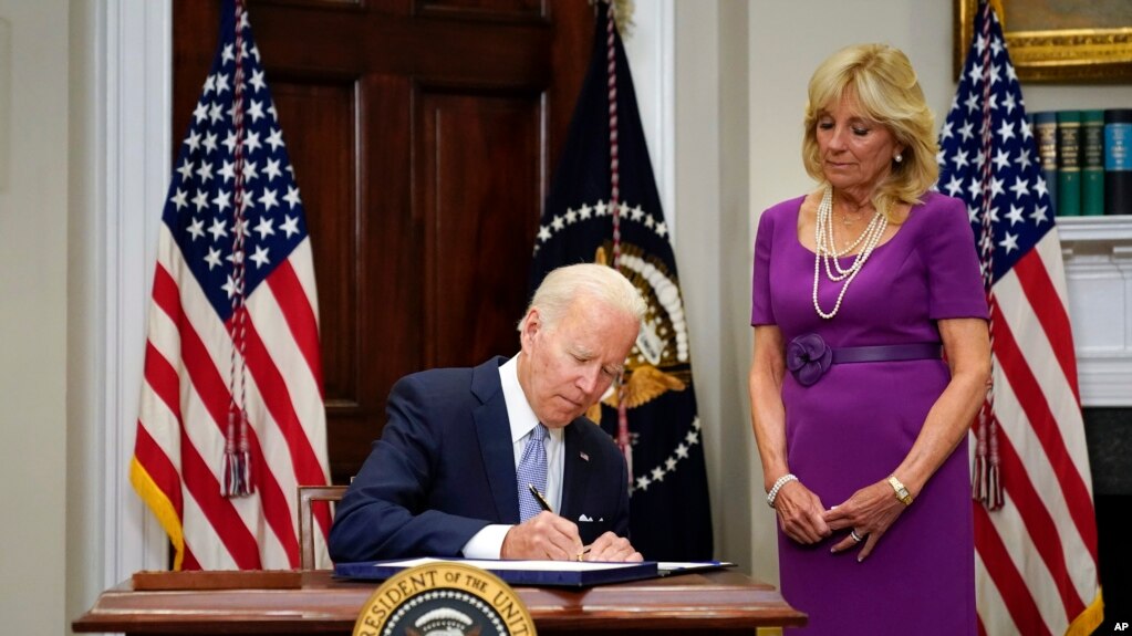 Presidenti Biden nënshkruan ligjin që garanton më shumë mbrojtje nga dhuna me armë