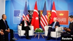 Presidenti amerikan Joe Biden, Presidenti turk Rexhep Tajip Erdogan, Sekretari Amerikan i Shtetit Anthony Blinken dhe Ministri i Jashtëm turk Mevlut Cavusoglu marrin pjesë në një takim gjatë samitit të NATO-s në Madrid, Spanjë (29 qershor 2022)
