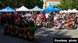 Para pengunjung terkesima menonton tari saman di acara World Square (dok: Facebook / Indonesians in Pittsburgh)