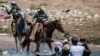ARCHIVO - Agentes estadounidenses de la Patrulla Fronteriza montados a caballo intentan contener el 19 de septiembre de 2021 a los migrantes mientras cruzan el río Bravo desde Ciudad Acuña, México, hacia Del Rio, Texas. Foto AP.