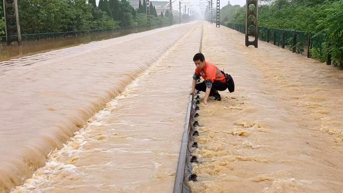 中国遭遇大面积水患与高温，几亿人处于“水深”“火热”之中