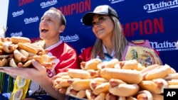 Джоуи Честнат и Мики Судо после победы в конкурсе по поеданию хот-догов на Кони-Айленде, 4 июля 2022 года