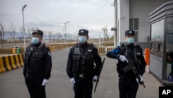 资料照片：中国警察在新疆大阪城乌鲁木齐第三拘留所前站岗。(2021年4月23日)