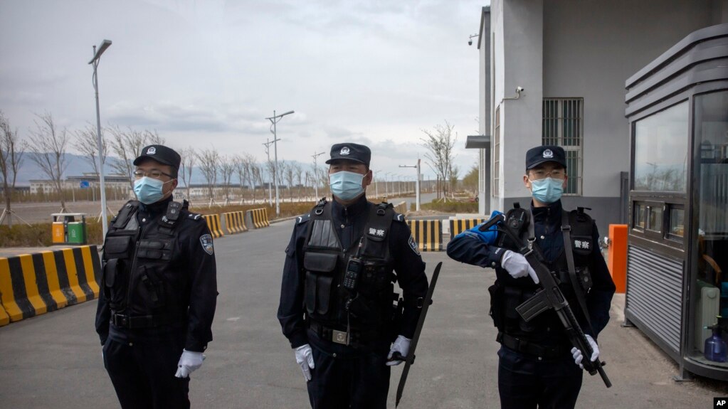 资料照：中国警察在新疆大阪城乌鲁木齐第三拘留所前站岗。（2021年4月23日）(photo:VOA)