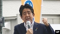 En esta imagen de un video, el ex primer ministro de Japón, Shinzo Abe, pronuncia un discurso de campaña en Nara, en el oeste de Japón, poco antes de que le dispararan el viernes 8 de julio de 2022.