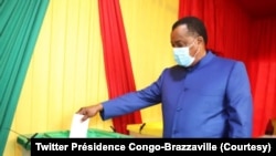 Le président Denis Sassou N'Guesso vote lors des élections législatives dans l'arrondissement 5 de Ouenzé, à Brazzaville, le 10 juillet 2022.