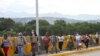 La gente cruza el Puente Internacional Simón Bolívar desde Cúcuta, Colombia, visto desde San Antonio del Táchira, Venezuela, el 4 de octubre de 2021.