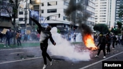 Las protestas continúan en las calles de Quito, Ecuador, donde los manifestantes casi paralizaron la ciudad, el martes 21 de junio.