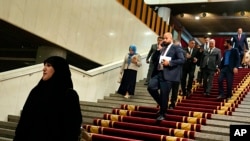 Lawmakers prepare to attend a parliament session in Baghdad, Iraq, Jun. 23, 2022. 