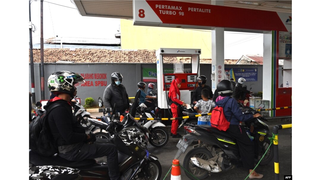 Pengendara motor antre mengisi bensin di SPBU Tangerang, 1 Maret 2022. (Foto: ADEK BERRY/AFP)