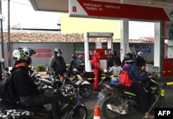 Pengendara motor antre mengisi bensin di SPBU Tangerang, 1 Maret 2022. (Foto: ADEK BERRY/AFP)