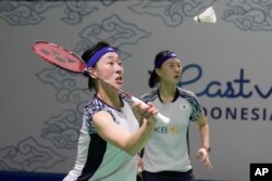 Lee So-hee (kiri) dan Shin Seung-chan dari Korea Selatan saat melawan Apriyani Rahayu dan Siti Fadia Silva Ramadhanti dalam perempat final ganda putri Indonesia Open di Stadion Istora Gelora Bung Karno, Jakarta, 17 Juni , 2022. (AP Photo/Dita Alangkara)