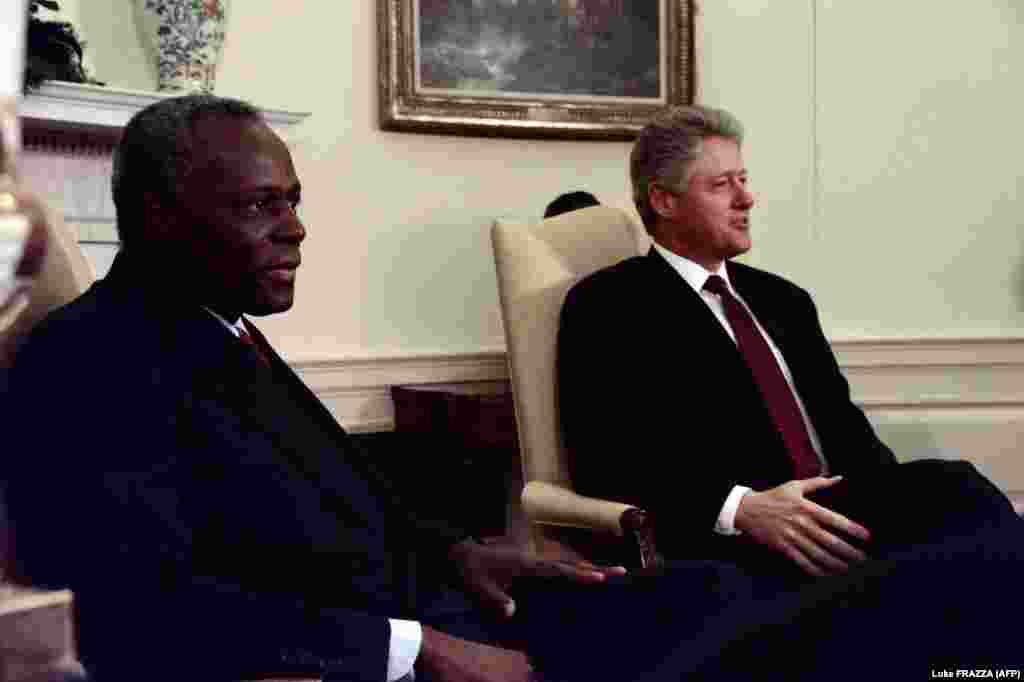 Antigo Presidente angolano, José Eduardo dos Santos, com o Presidente americano, Bill Clinton. Casa Branca, 8 Dezembro 1995, Washington DC.